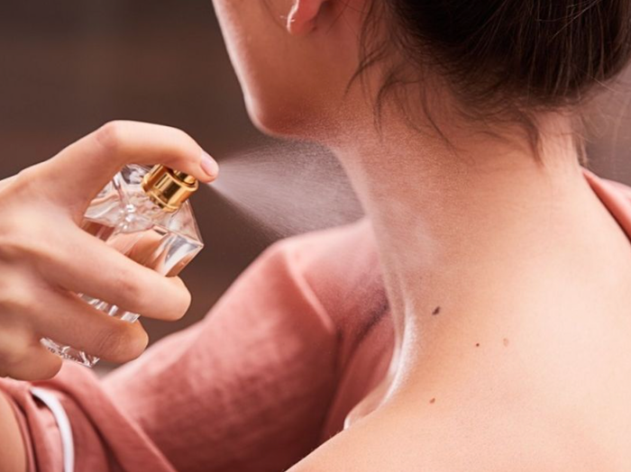 Xịt nước hoa đúng vị trí trên cơ thể sẽ giúp tăng thời gian lưu hương.