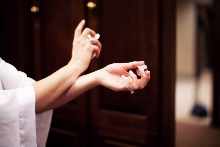 Không nên thực hiện động tác xoa nước hoa trên da sẽ khiến mùi hương bay nhanh hơn.