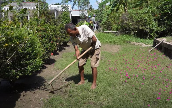 Người đàn ông sở hữu đôi tay như cái kéo, không thể tin việc gì cũng làm được Ảnh 2