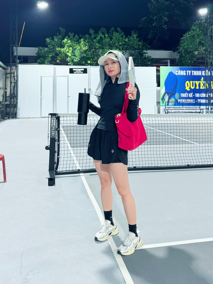 Bảo Thanh có niềm đam mê với bộ môn pickleball. Cô vừa mới gặp chấn thương ở chân nhưng đã nhanh chóng quay lại tập luyện. Ảnh: FBNV