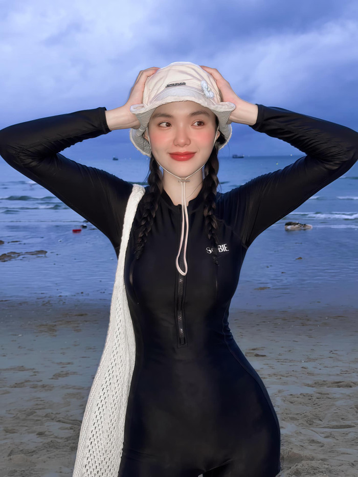 Yeye Nhật Hạ sinh năm 1994, được biết đến hồi còn là diễn viên nhí trong phim Mùi Ngò Gai. Ở dự án đầu tay, cô đảm nhiệm vai Phương lúc nhỏ, phiên bản trưởng thành do Kim Hiền đóng. Sau đó, tình màn ảnh Bạch Công Khanh gây tiếng vang với vai Ma Yeye trong series ăn khách Gia Đình Phép Thuật, biệt danh Yeye gắn liền với Nhật Hạ từ đó.