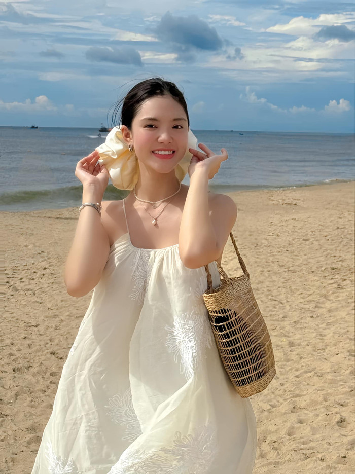 Khi lên phim, tình màn ảnh Bạch Công Khanh chủ yếu diện đồ bà ba tối màu, gương mặt lấm lem. Còn ngoài đời, Yeye Nhật Hạ lại rất sành điệu, theo đuổi phong cách quyến rũ, năng động.