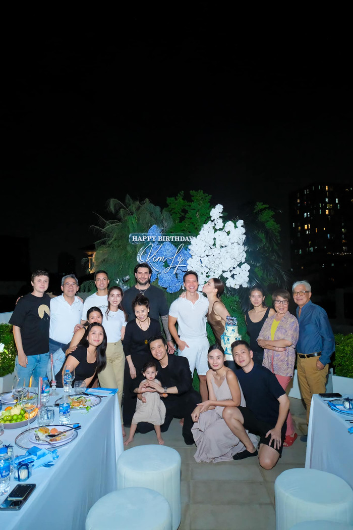 Hồ Ngọc Hà từng vui mừng, hạnh phúc ra mặt vì mọi người trong nhà tổ chức tiệc sinh nhật bí mật cho Kim Lý. Ảnh: FBNV