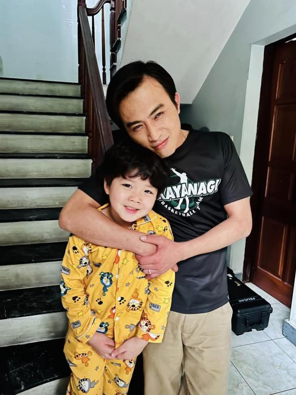 Doãn Quốc Đam và con trai cưng trên phim trường Gia Đình Mình Vui Bất Thình Lình 