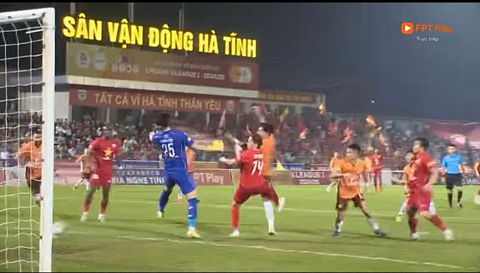 Thủ môn Trần Trung Kiên đã mắc lỗi khiến CLB HAGL thua Hà Tĩnh FC 0-1.