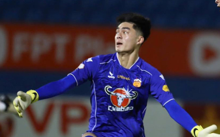 Sai lầm sơ đẳng của thủ môn Trần Trung Kiên khiến HAGL 'phơi áo' Ảnh 2