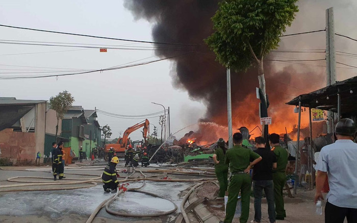 Cháy lớn tại xưởng bao bì Hà Nội: Cột khói cao hàng chục mét Ảnh 2