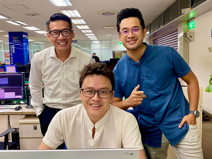 BTV Hữu Bằng bên các đồng nghiệp.