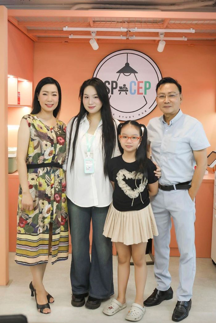 Tổ ấm hạnh phúc của Trịnh Kim Chi bên chồng doanh nhân và hai cô con gái.