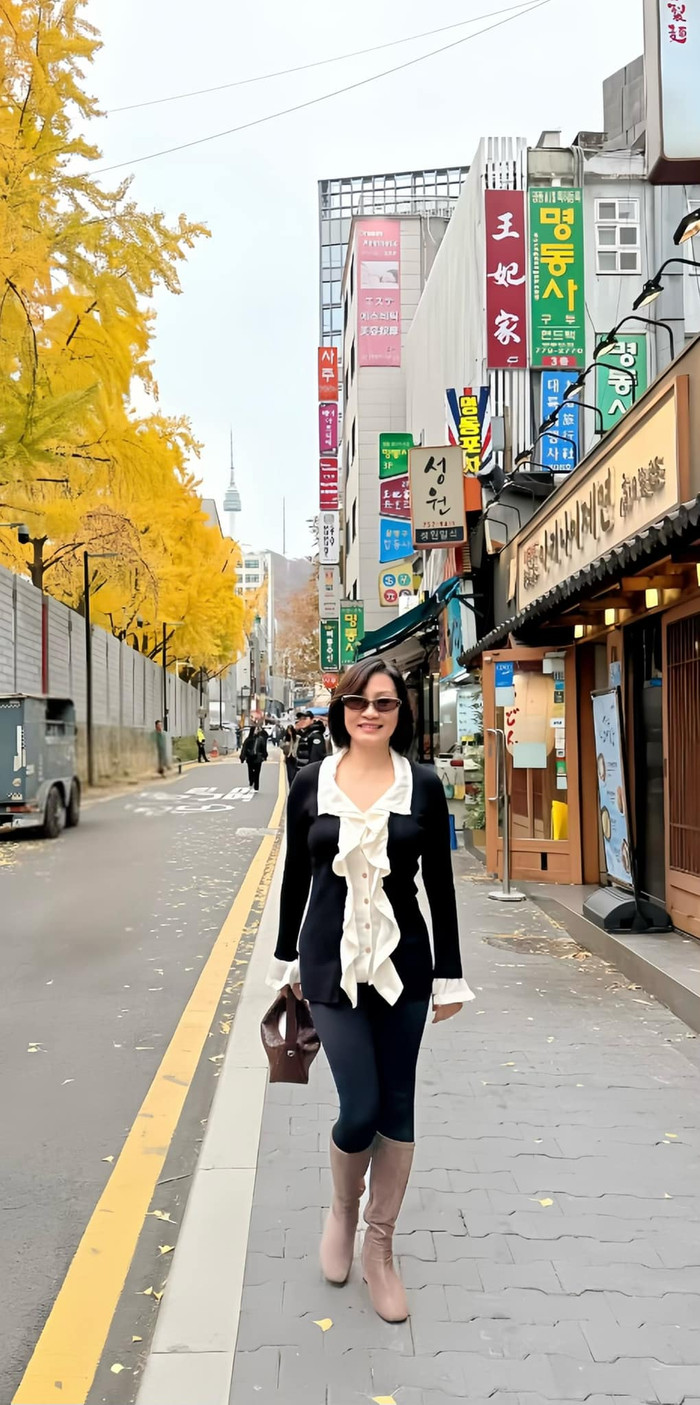 Nghệ sĩ Hồng Đào trẻ trung dạo bước trên đường phố ở Hàn Quốc, tiết lộ vướng bận hai món đặc sản của xứ sở kim chi.