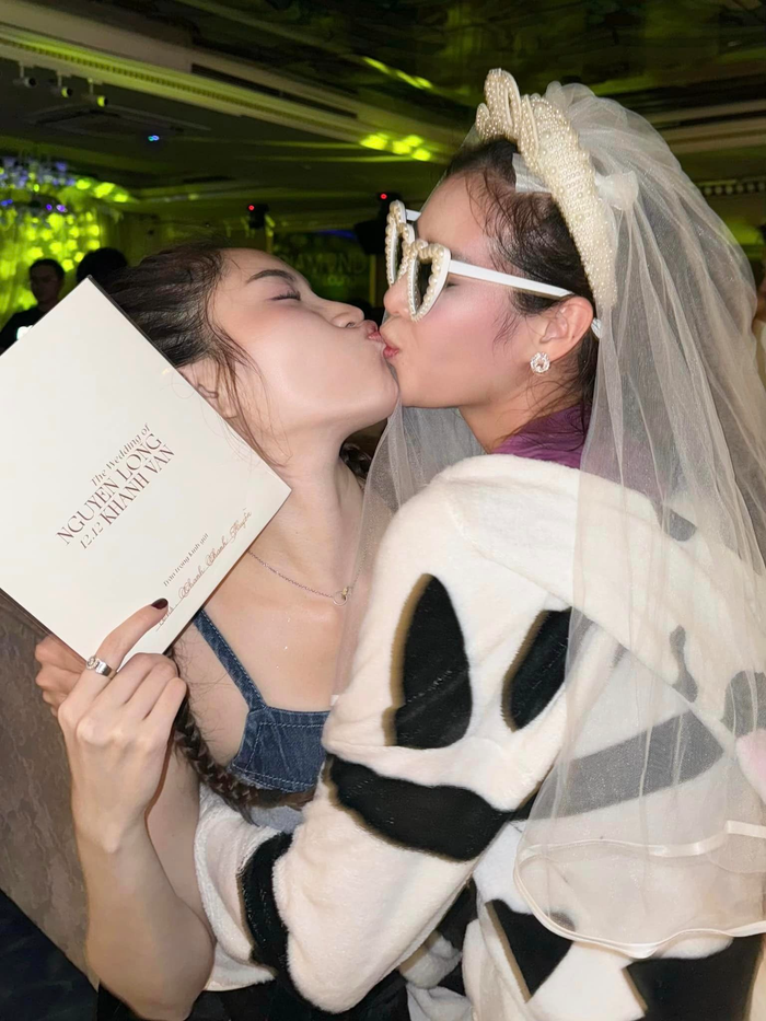 Khoảnh khắc Khánh Vân và MC Thanh Thanh Huyền hôn môi.