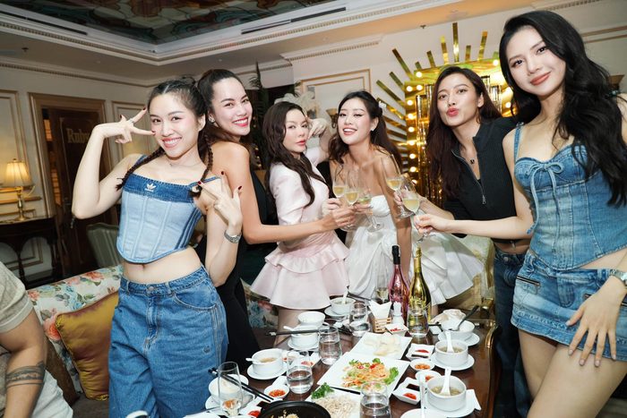 Khoảnh khắc vui vẻ của Hoa hậu Khánh Vân với những người bạn trong buổi tiệc chia tay độc thân. 