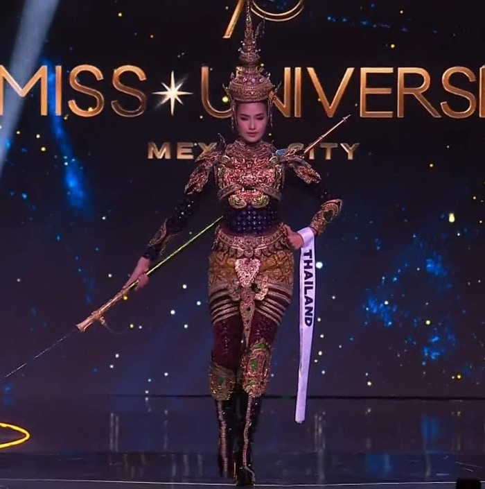 Sân khấu đêm bán kết Miss Universe 2024 khiến người hâm mộ than thở vì thiếu ánh sáng, thí sinh chìm trong không gian tối om.