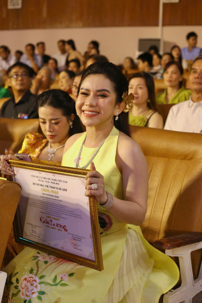 Huy chương vàng tại liên hoan lần này là cột mốc mới của Bình Tinh, đánh dấu sự đa năng của nữ nghệ sĩ thông qua các vai diễn khác nhau.