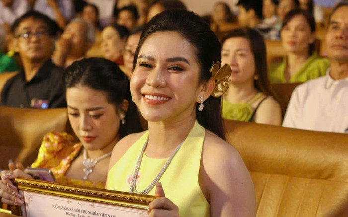 Nghệ sĩ Bình Tinh rơi nước mắt hạnh phúc khi nhận phần thưởng vô giá Ảnh 2