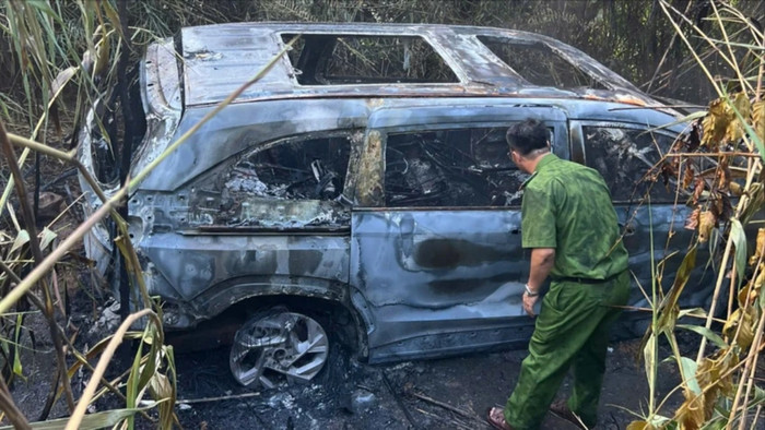 Chiếc ô tô cháy rụi dưới chân đèo Con Ó. Ảnh: PLO