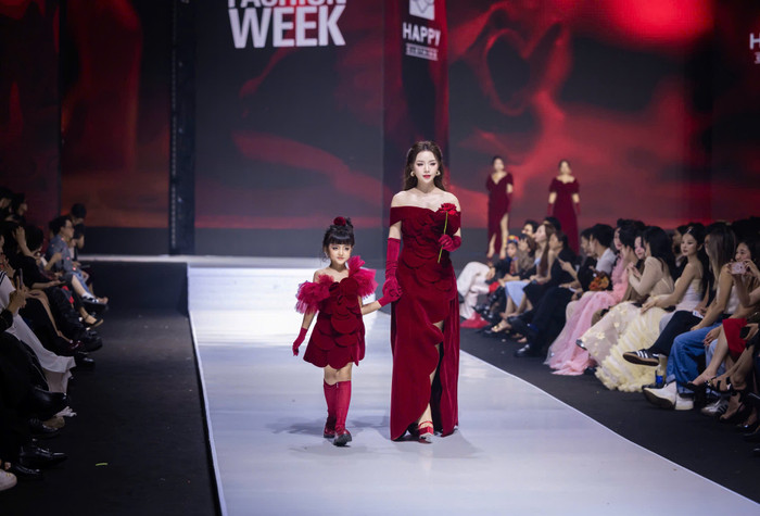 Quỳnh Kool cùng 'con gái' Cherry An Nhiên tỏa sáng trên sàn diễn thời trang. Sự xuất hiện của cặp mẹ con nổi tiếng trong phim 'Đừng làm mẹ cáu'khiến khán giả rất thích thú.