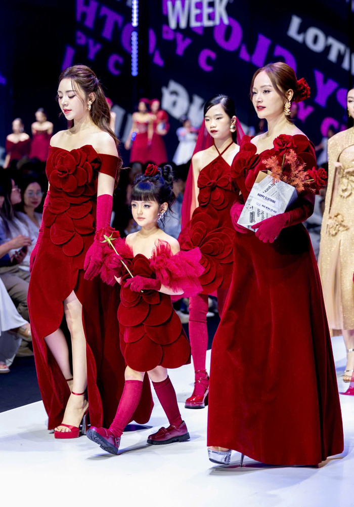 Trên sàn catwalk, Quỳnh Kool tự tin trình diễn chiếc váy dài đỏ bồng bềnh khoe bờ vai thon đầy cuốn hút cùng con gái. Lan Phương gây chú ý với vóc dáng thon gọn sau sinh, tự tin sải bước trên sàn trình diễn.