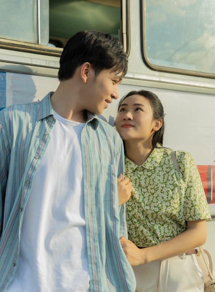 Trước đó, Bạch Công Khanh từng có nụ hôn trên màn ảnh rộng với nữ diễn viên Trúc Mây.