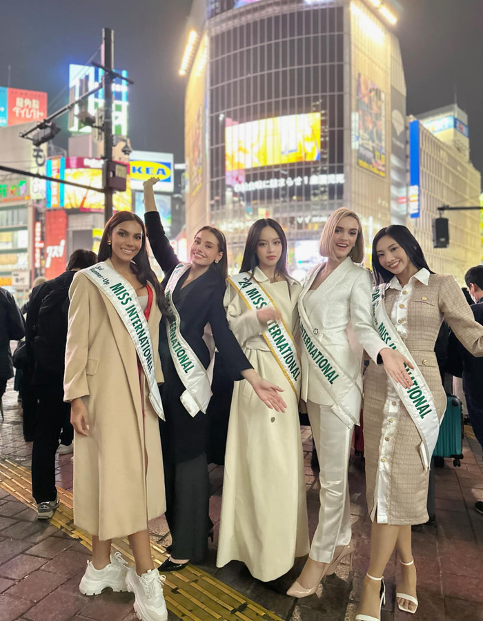 Trong một hoạt động khác cùng các Á hậu, Thanh Thủy tiếp tục ghi điểm nhờ màn 'lên đồ' đơn giản, không quá lấn lướt đối phương. Người đẹp gốc Đà Nẵng lựa chọn mốt giấu quần thông qua việc diện mẫu áo khoác trench coat dài gần chạm đất. Thiết kế này mang tông màu be nhã nhặn và được tạo điểm nhấn bằng phần thắt lưng bảng lớn đồng màu. Không những đơn giản trong việc lựa chọn trang phục, Thanh Thủy còn áp dụng công thức này trong khoản làm tóc. Người đẹp không uốn xoăn hay tạo kiểu cầu kỳ. Thay vào đó, Thanh Thủy ép thẳng mái tóc, tạo độ suôn mượt, chắc khoẻ.