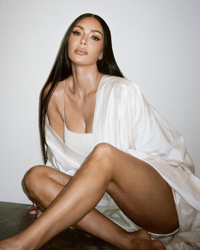 Kim Kardashian nhiều lần bị nghi đã can thiệp 'dao kéo' để trùng tu nhan sắc.