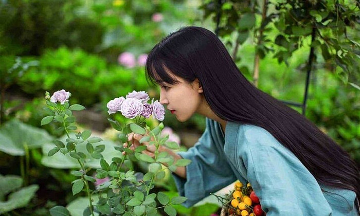 Lý Tử Thất được nhiều người yêu thích vì phong thái nhẹ nhàng, tích cực.