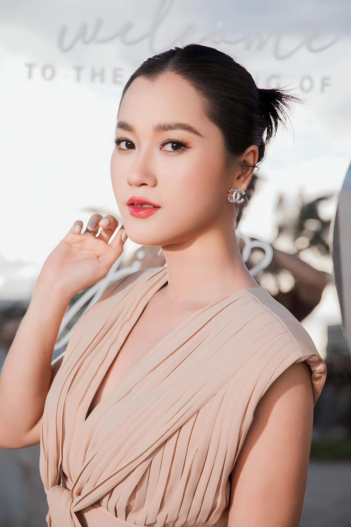 Lâm Vỹ Dạ hài hước cho biết cô bị 'lỗ' khi làm MV, chưa có ai mời đi hát và trả cát xê.