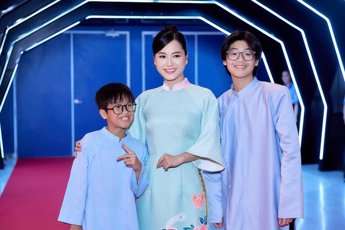 Lâm Vỹ Dạ và 2 con trai là Khôi Nguyên và Khôi Vỹ.