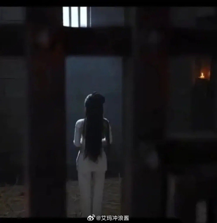 Ngay cả trang phục của tù nhân cũng được thiết kế vừa với vóc dáng.