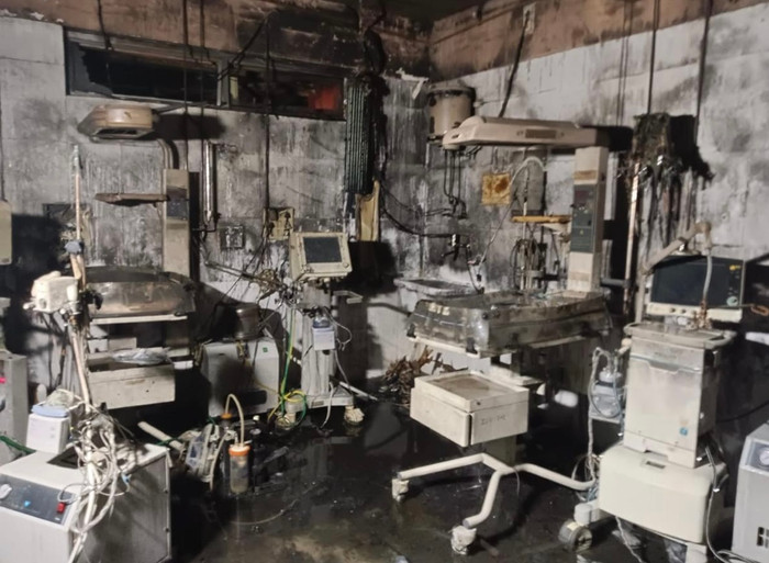 Hình ảnh bệnh viện tan hoang sau đám cháy lớn.