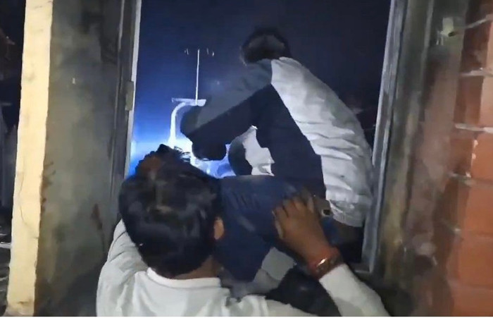 Đã xảy ra tình trạng người dân hoảng loạn và chen lấn khi thoát thân.