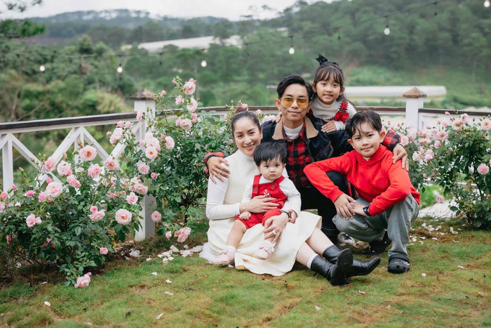 Vợ chồng Khánh Thi - Phan Hiển luôn cố gắng cho các con đi chơi, nghỉ dưỡng ở nhiều địa điểm du lịch. Ảnh: FBNV