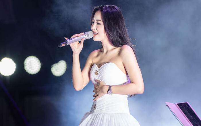 Văn Mai Hương 'bắt lỗi' một khán giả khen ngợi giọng hát của mình Ảnh 2