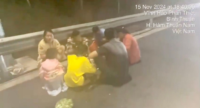 Bất chấp nguy hiểm, cả nhà tổ chức ăn tối ngay trên cao tốc Vĩnh Hảo Ảnh 2