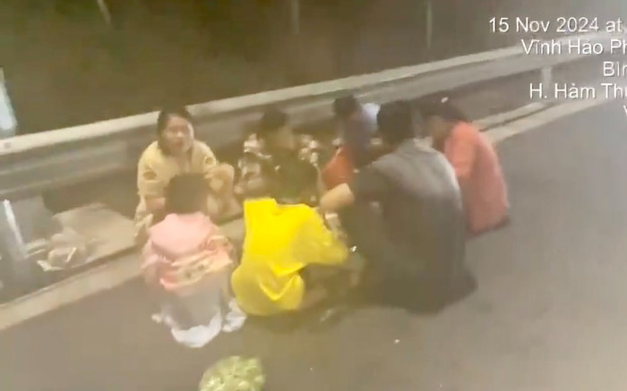 Bất chấp nguy hiểm, cả nhà tổ chức ăn tối ngay trên cao tốc Vĩnh Hảo Ảnh 2