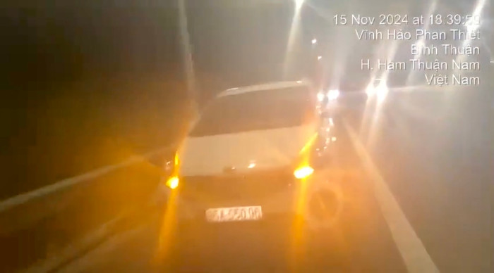 Gia đình ngồi ăn tối trên làn dừng khẩn cấp cao tốc