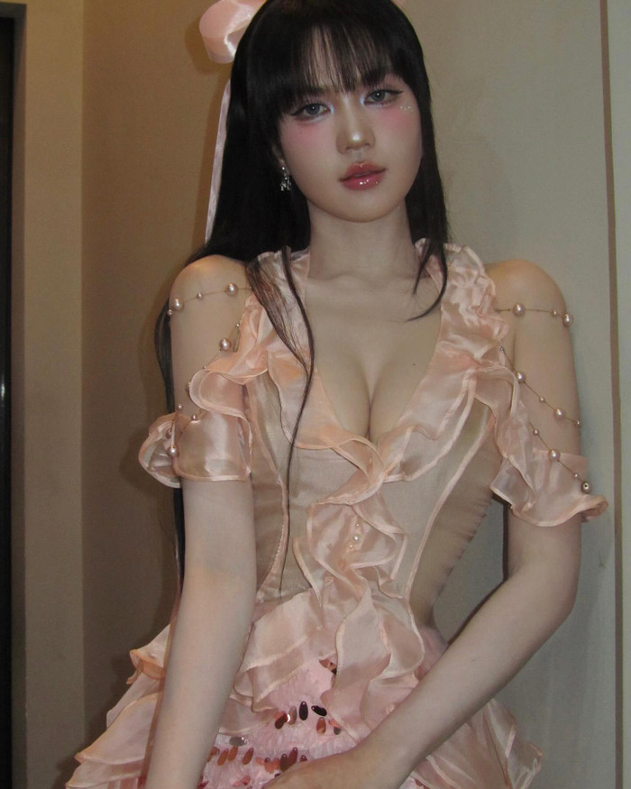 Ở tuổi 36, Ngọc Trinh thường 'hack tuổi' với những kiểu váy sáng màu chiết eo, có chi tiết xẻ ngực giúp tôn trọn hình thể đầy đặn, quyến rũ. Chân dài sinh năm 1989 trang điểm nhấn rõ ở phần má và môi căng mọng để tăng thêm độ trẻ trung. 