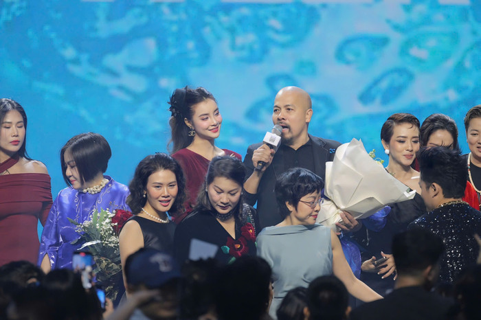 Mai Thu Trang dành những lời khen cho nhà thiết kế Đức Hùng. 