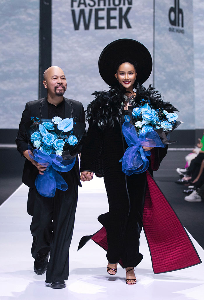 Hoa hậu H’Hen Niê vừa làm first-face, vừa làm vedette cho bộ sưu tập của nhà thiết kế Đức Hùng.
