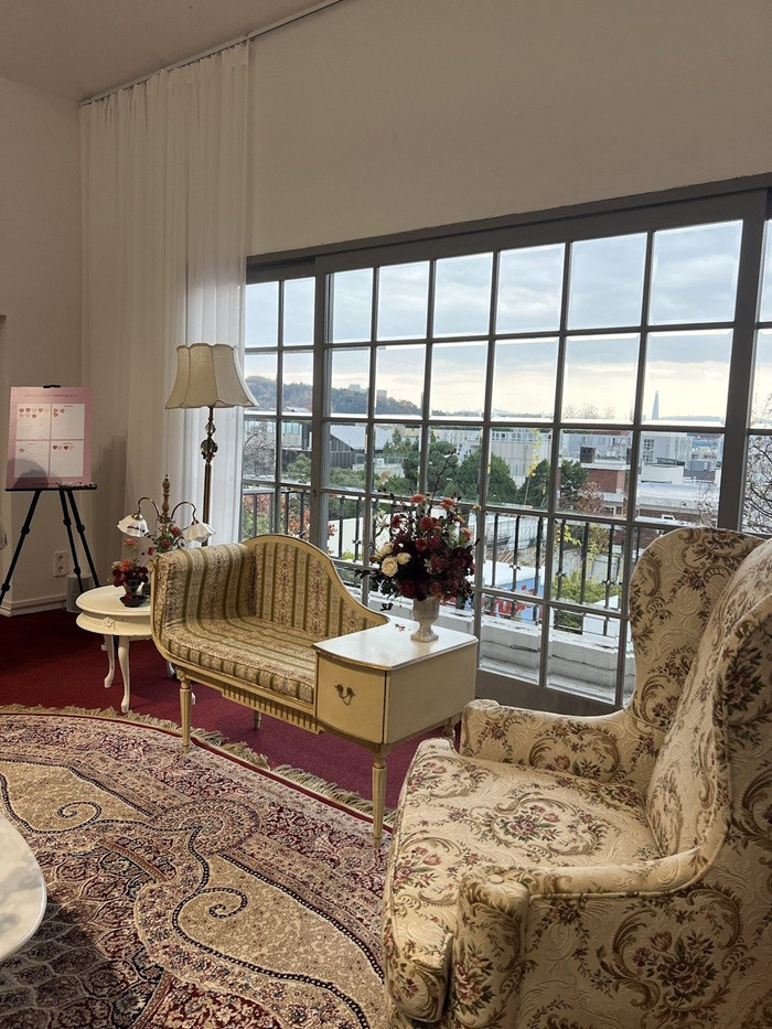 Nội thất cũng được chọn lựa những thiết kế mang chất hoàng gia cổ điển.