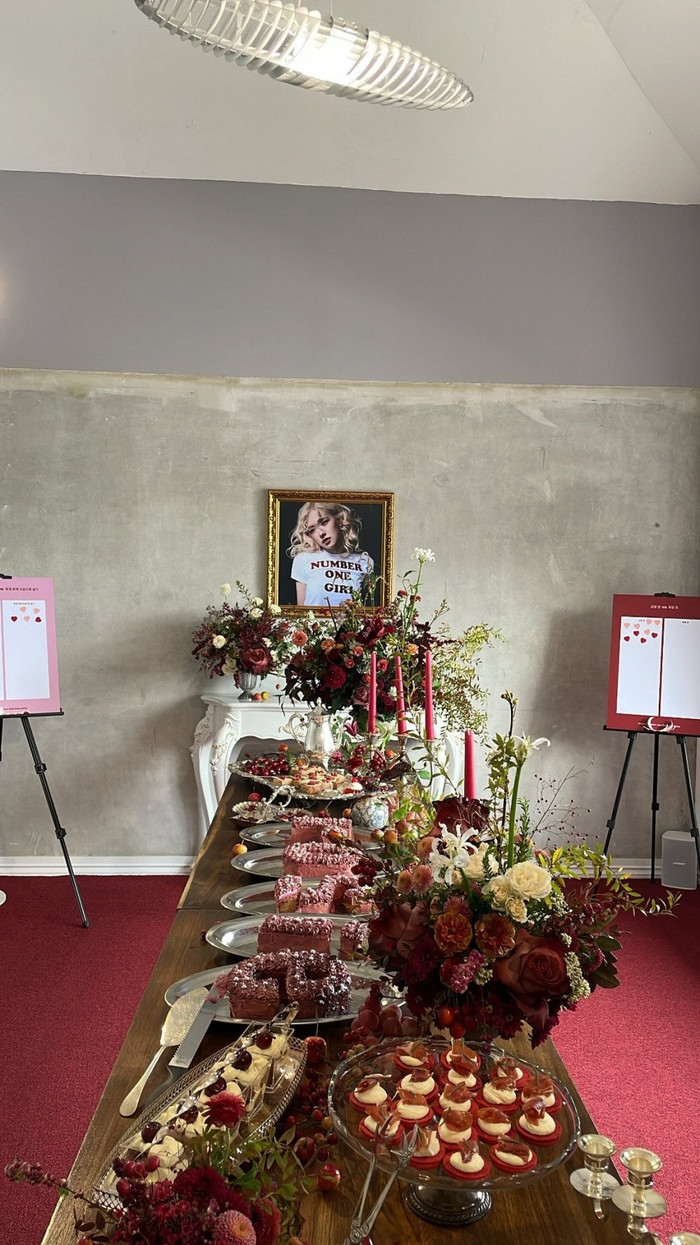 Không gian buổi tiệc nghe trước album của Rosé được bày trí với concept sang trọng, đậm chất hoàng gia.