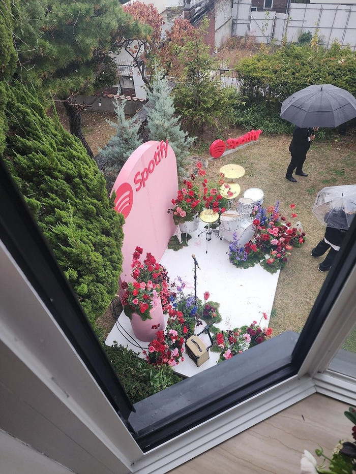 Livestage đầy ngọt ngào của Rosé với concept hoa hồng chủ đạo.