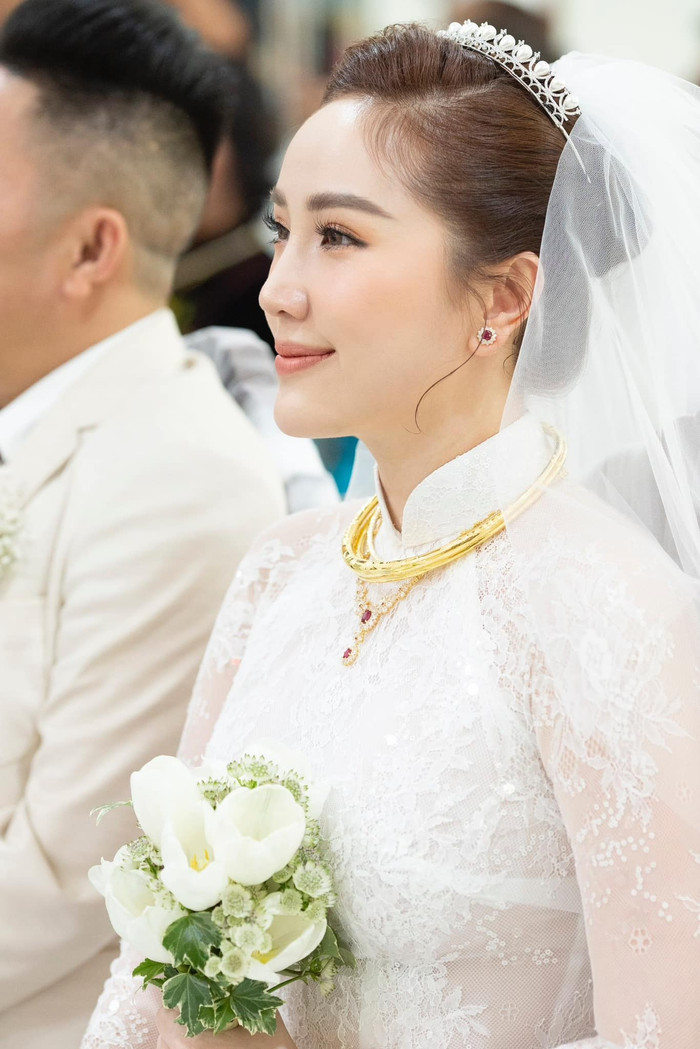 Đám cưới của Bảo Thy được tổ chức bảo mật, an ninh và chỉ có vài nhân vật showbiz thân thiết được nữ ca sĩ mời tham dự.