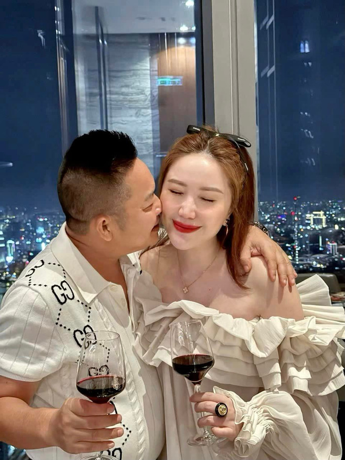 Khoảnh khắc tình tứ của Bảo Thy và chồng đại gia.