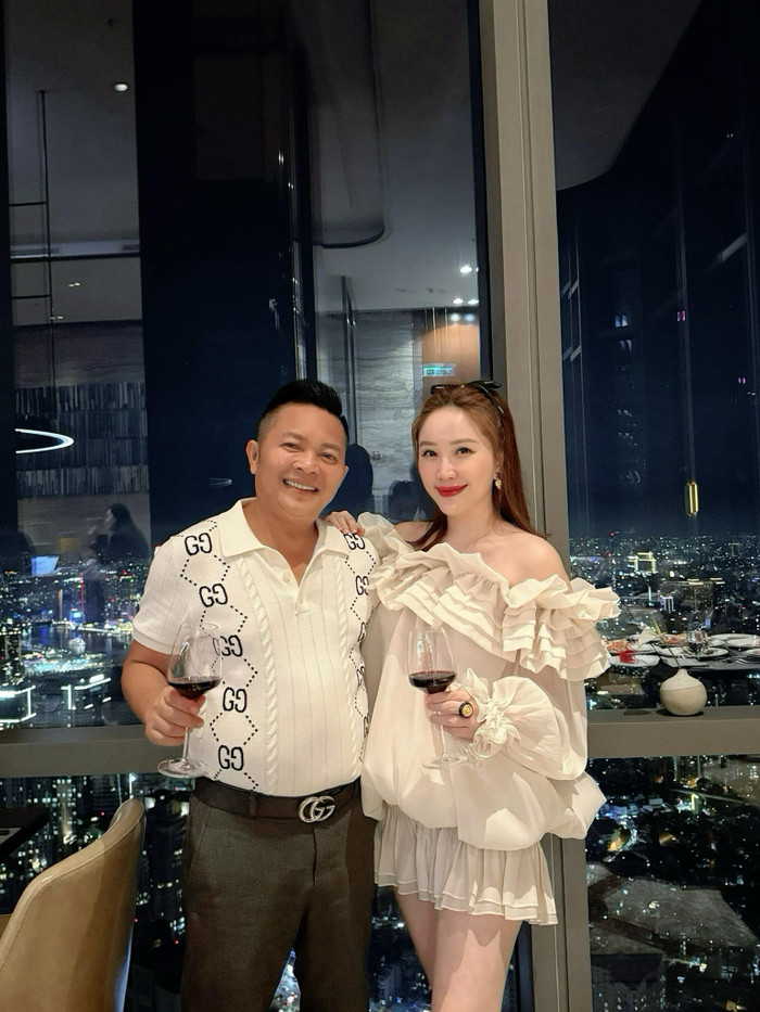 Bảo Thy và đại gia Phan Lĩnh trong tiệc kỉ niệm 5 năm về chung nhà.