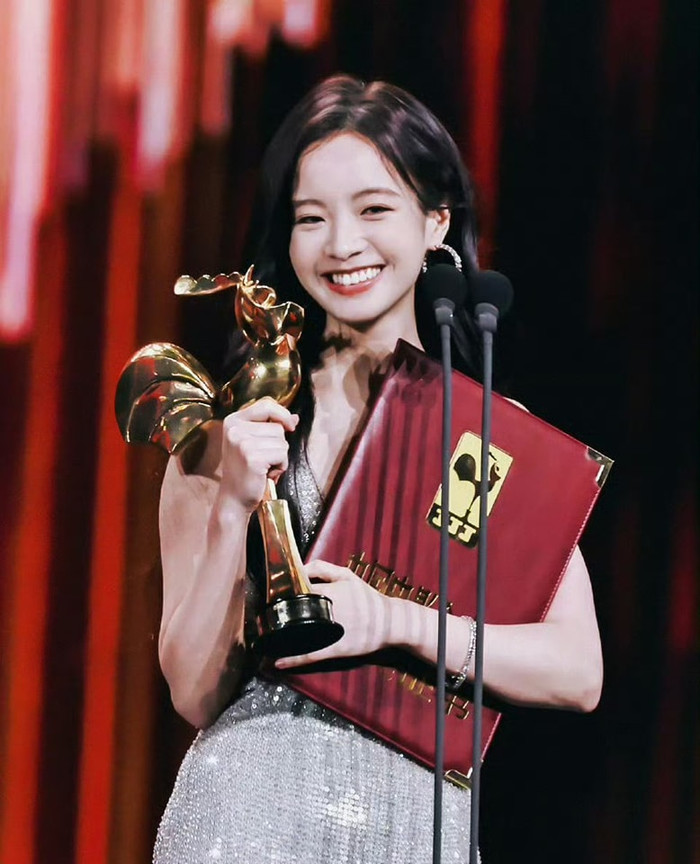 Lý Canh Hy trở thành Ảnh hậu Kim Kê trẻ nhất lịch sử