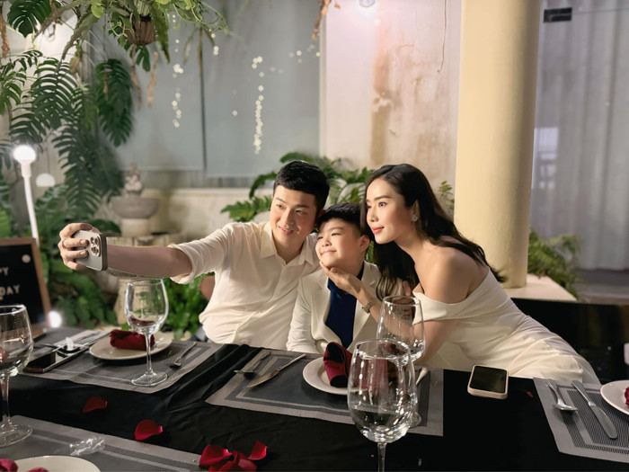 Khung ảnh của Á hậu bên cạnh con trai riêng của bạn trai phần nào minh chứng cả hai có mối quan hệ tốt đẹp, gắn bó.