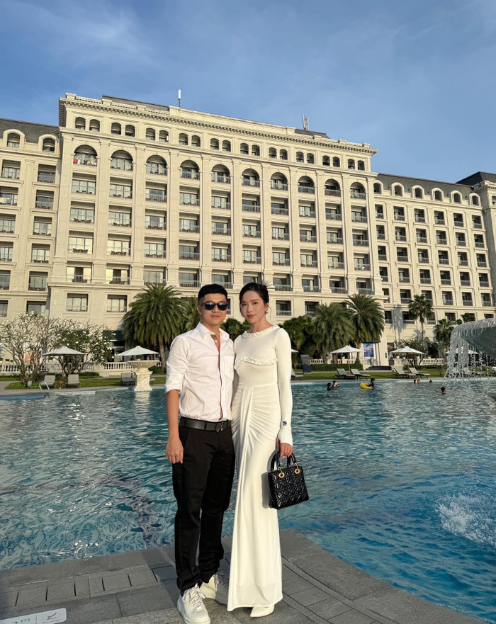 Cách đây ít lâu, Á hậu Bella Mai và doanh nhân Bửu Lộc tình tứ sánh đôi khi tham dự đám cưới của Hà Trí Quang - Thanh Đoàn. 