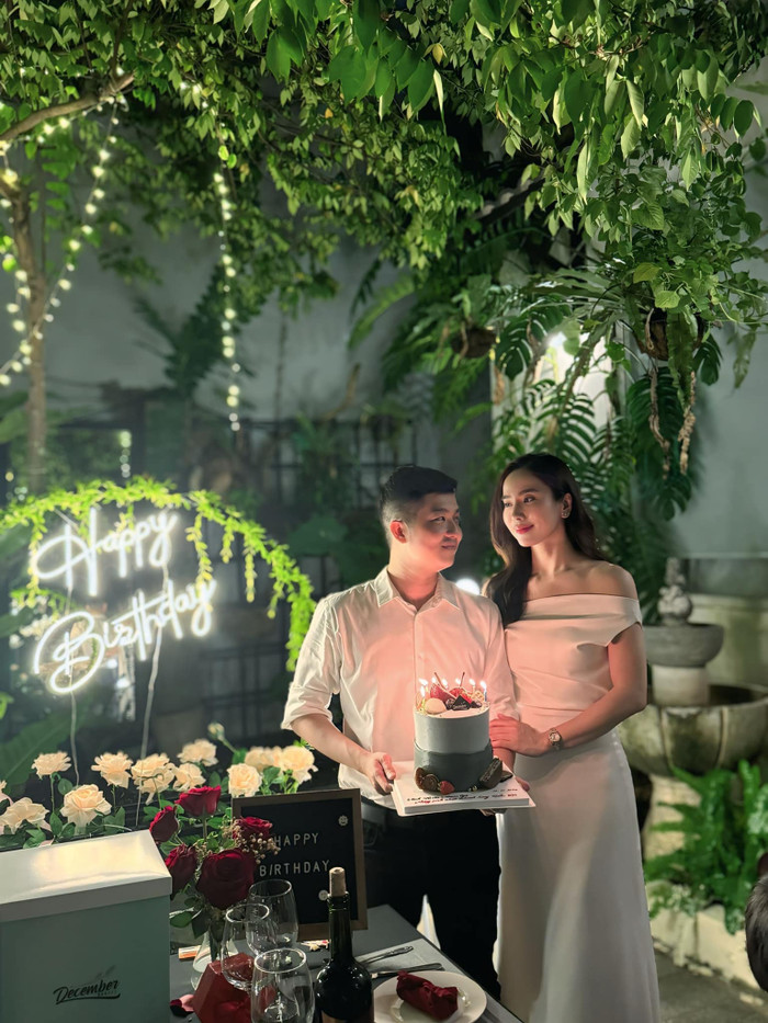 Doanh nhân Bửu Lộc 'tình bể bình' với Á hậu Bella Mai trong tiệc sinh nhật. 