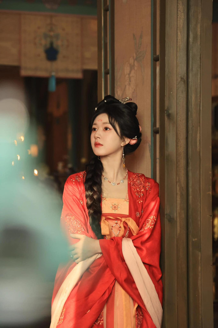 Triệu Lộ Tư bùng nổ visual ở Rèm Ngọc Châu Sa